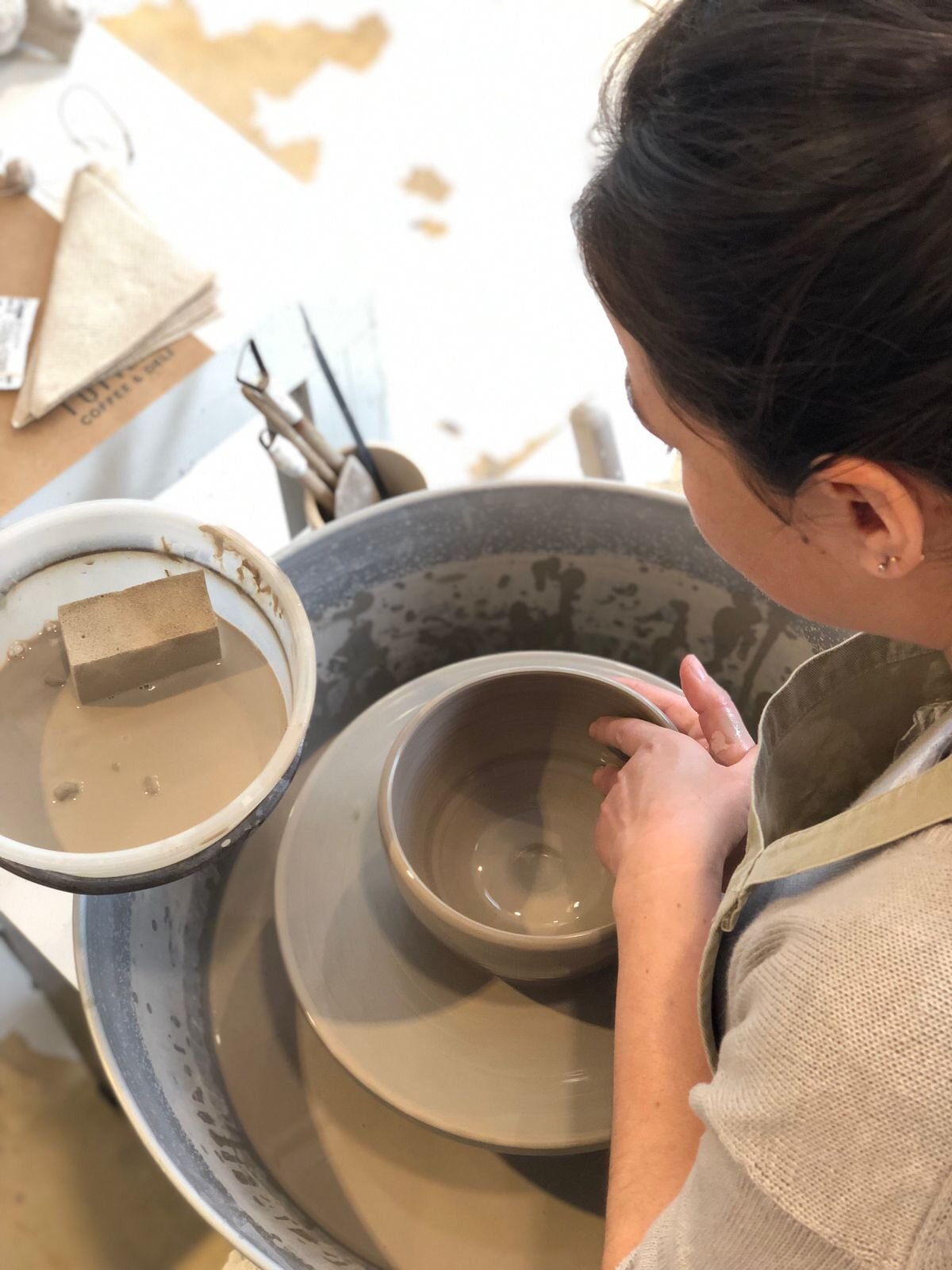 mujer creando una pieza de ceramica